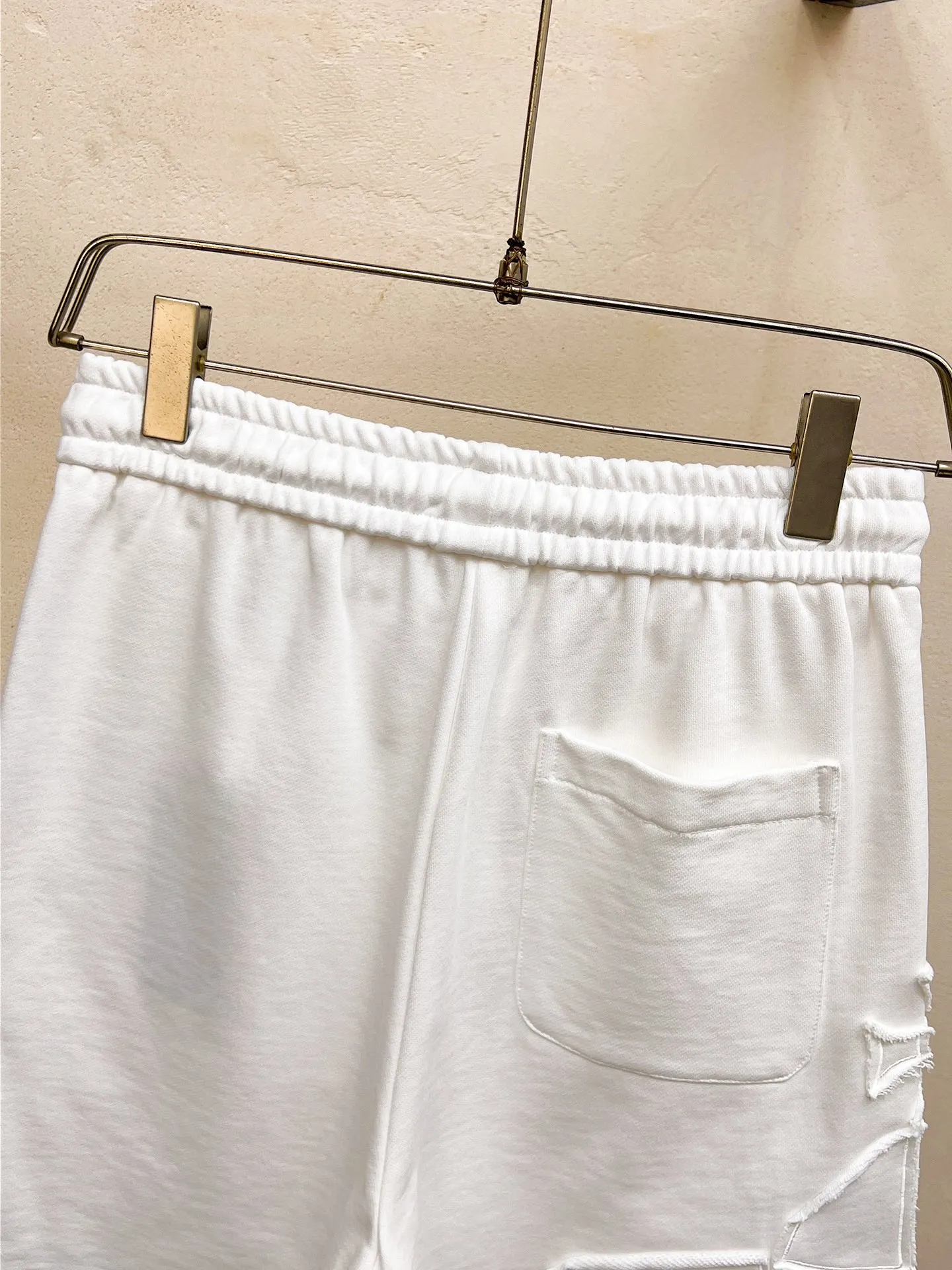 The Queen Mother's three-standard complete 2026 summer New Arrival men's casual shorts, advanced custom-made fabric Breathable fabric, Breathable elasticity and comfort, impeccable details, top-grade accessories, original logo design concept, delicate and soft feel! The upper body fit is awesome! Size: M-XXXL Please state your height and weight when ordering